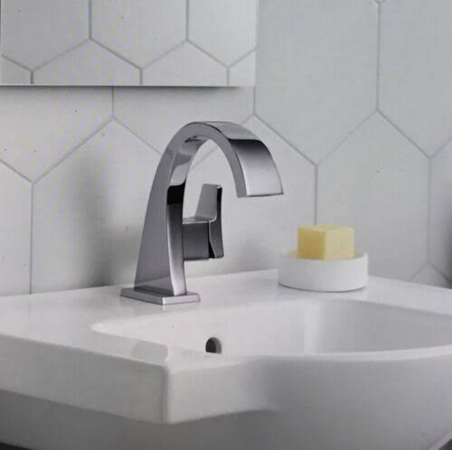 Polished Chrome Single-Hole Single-Handle Bathroom Faucet E8368
